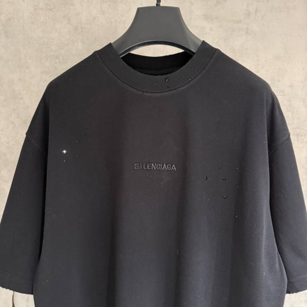 BALENCIAGA MODEL IN BLACK WITH COLD-PRESSED PRINTED TEXT ON IT 3