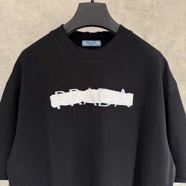 prada black color T-shirt with a black stripe in the middle 3