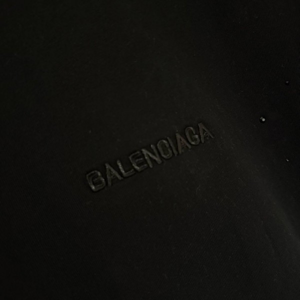 BALENCIAGA MODEL IN BLACK WITH COLD-PRESSED PRINTED TEXT ON IT 4