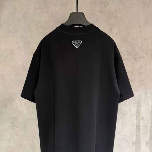 prada black color T-shirt with a black stripe in the middle 2